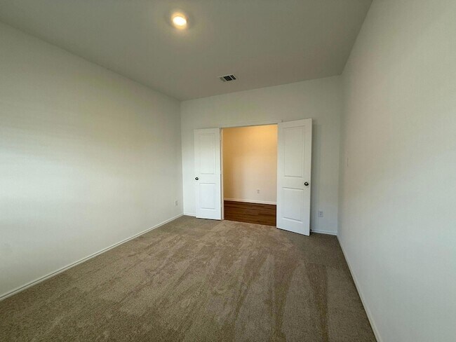 Building Photo - 290 Gresham