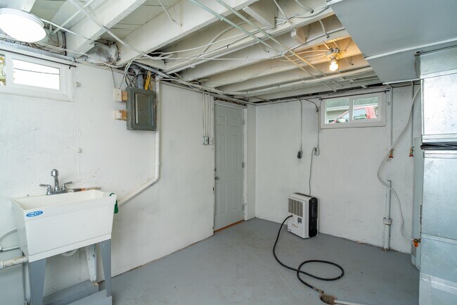 Building Photo - 506 N Ann St