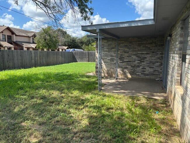 Building Photo - 213 S Dakota St