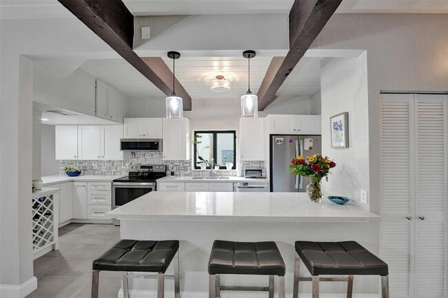 Building Photo - 700 E Coco Plum Cir
