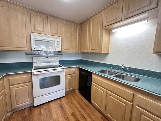 Building Photo - Spacious 3BD/2BA Condo in Mission Greens -...