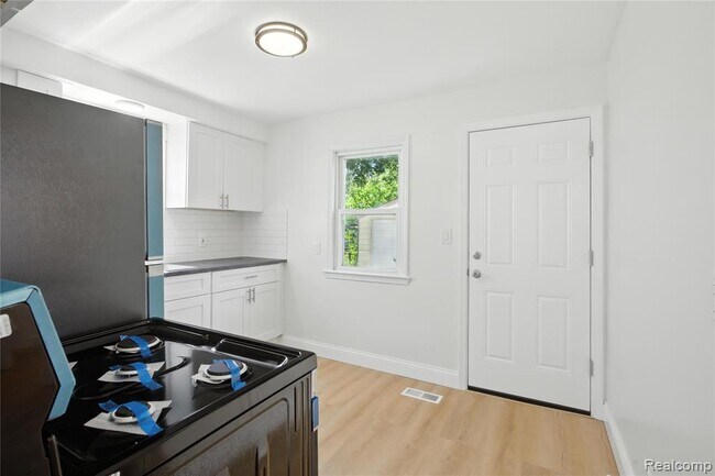 Building Photo - 429 W Bernhard Ave