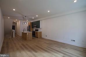 Building Photo - 1224 W Silver St