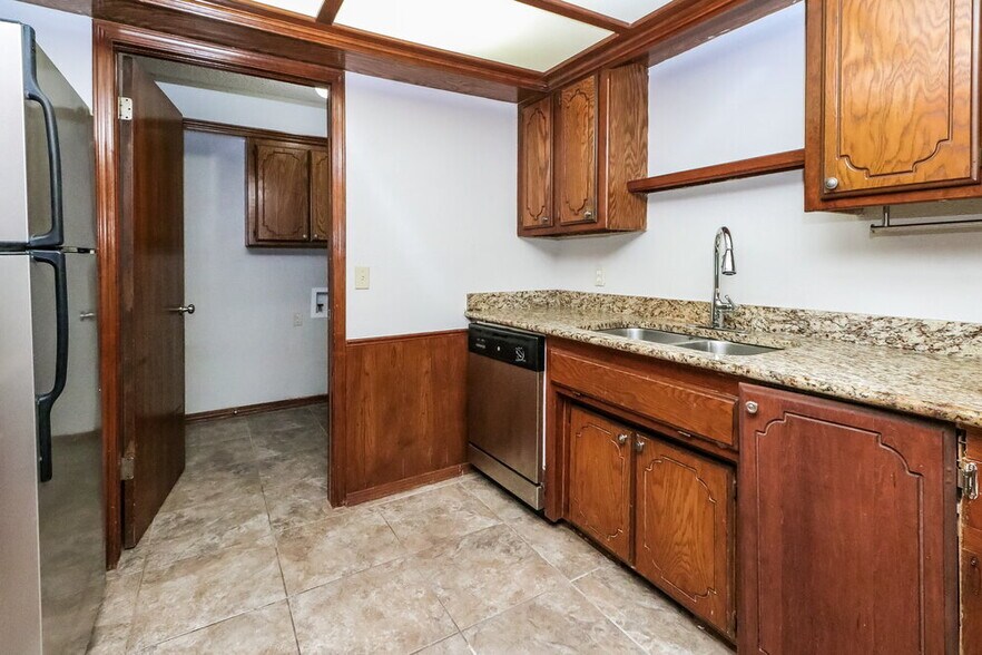 Building Photo - 12913 S Drexel Ave