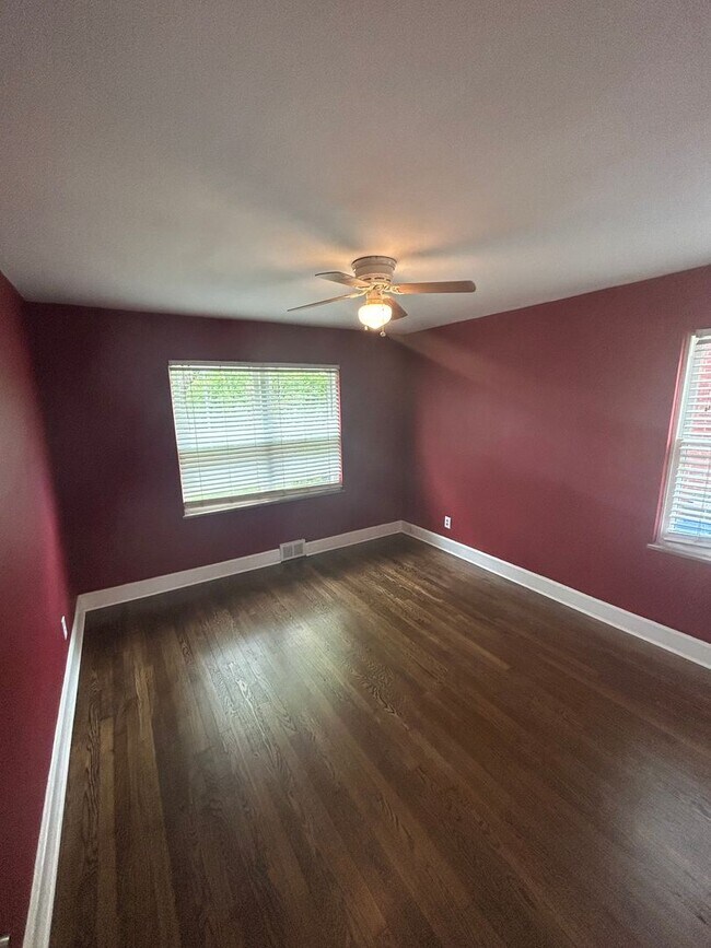 Building Photo - Spacious 4 bedroom 1 Bath Home with Tons o...