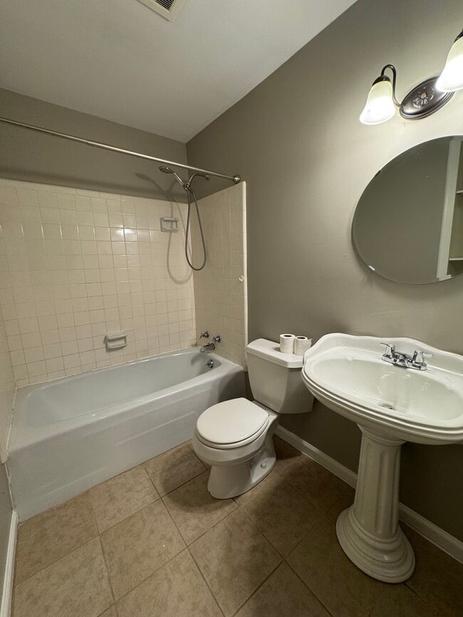 Building Photo - Beautiful 4/3 House with Bonus Room in Wes...