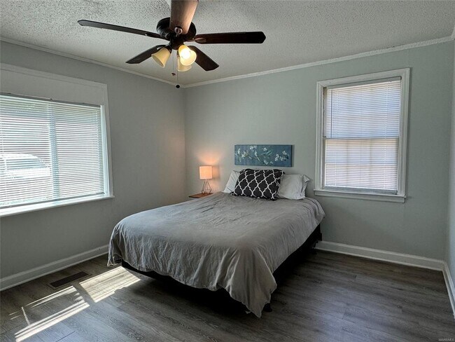 Building Photo - 2331 Woodlawn St