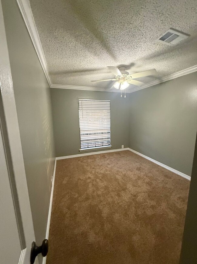 Building Photo - 3BD 2BA FLAT UPSTAIRS WITH HUGE BALCONY