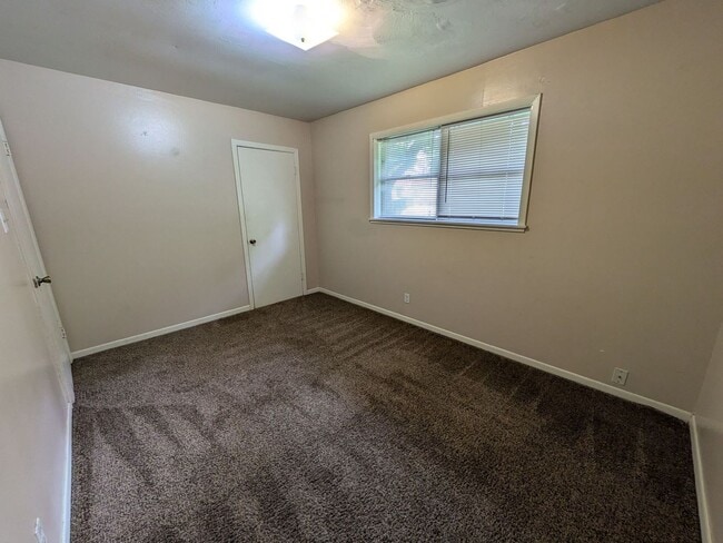 Building Photo - 130 Mansfield Ferry Rd