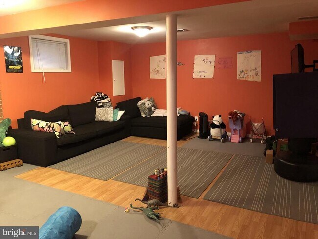 Building Photo - 10119 Greeley Ave