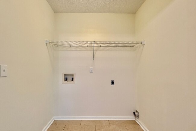 Building Photo - AVAILABLE NOW! (Pet Friendly)