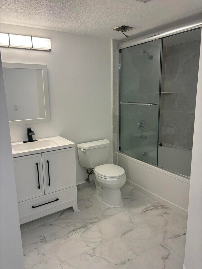 Building Photo - 409 Villa Cir