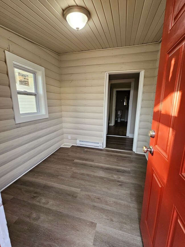 Building Photo - 2 Bedroom 1 Bath Home