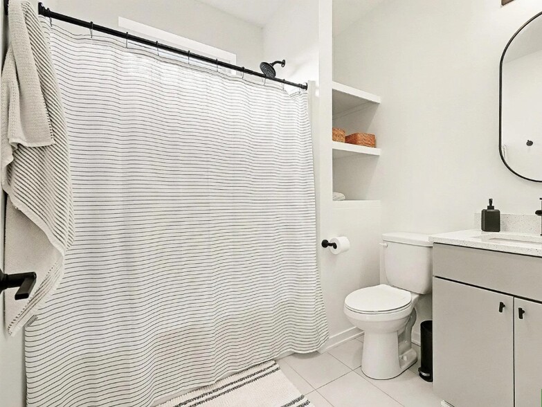 Building Photo - 5302 Elmwood Plz