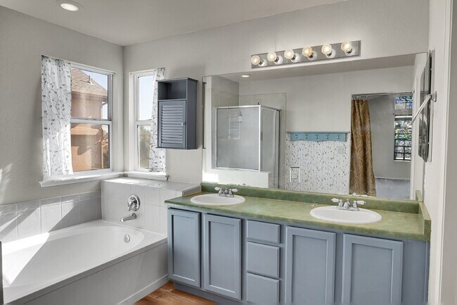 Building Photo - $2,695.00, 4 bed, 3.5 bath, located in Col...