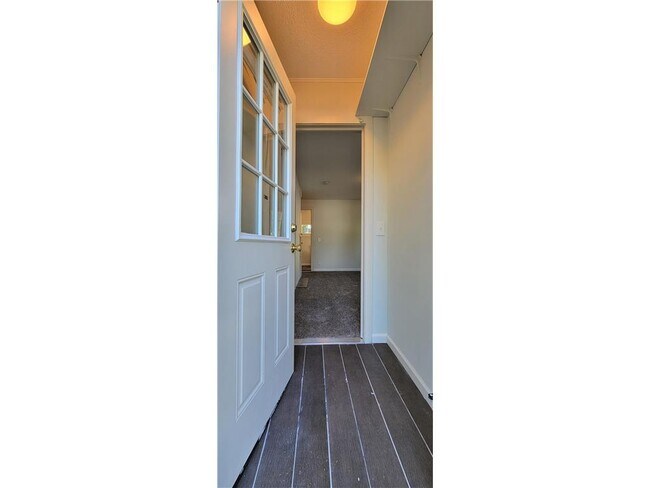 Building Photo - 2335 Hemlock Ln N