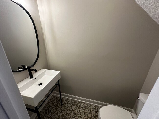 Building Photo - Convenient Townhome just off Lawndale Dr i...