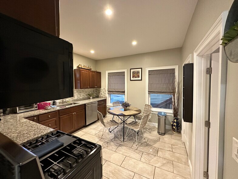 Building Photo - 2 Shelby St