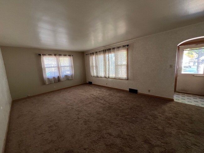 Building Photo - PRICES ARE MELTING! CHECK OUT THIS RENTAL!...