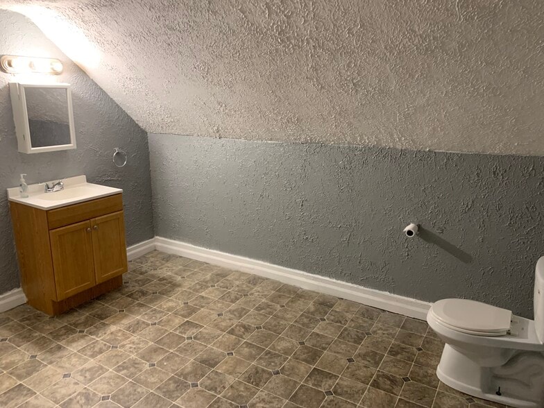 Upstairs Bathroom - 659 5th St