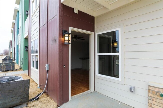 Building Photo - 3410 SW Vel Mews