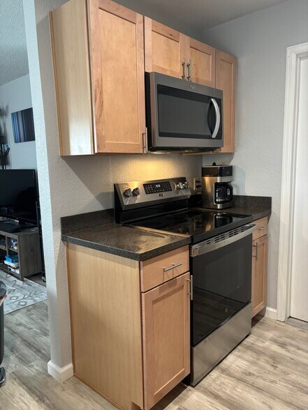 Newer stove 2024 - 4202 Monroe Dr