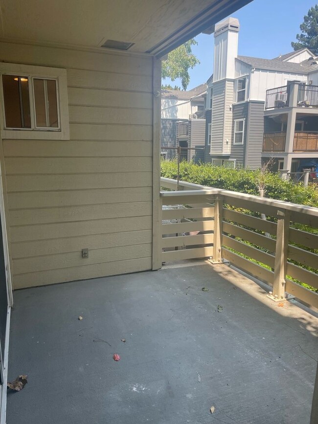Building Photo - SUNNYVALE - Large (approx. 1,150 sq. ft.),...