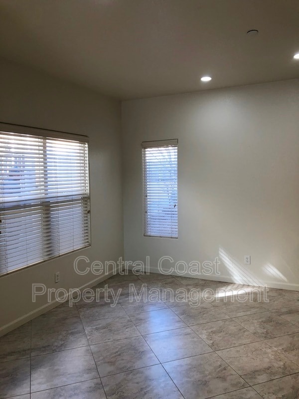 Building Photo - 10 Carmel Cir