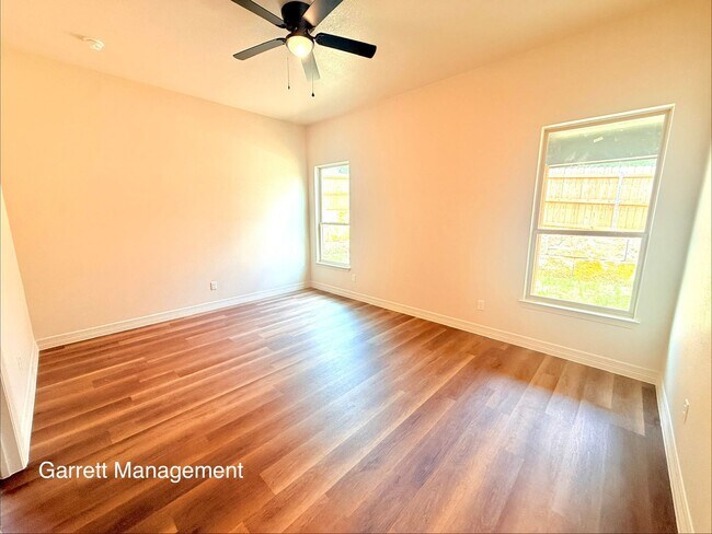 Building Photo - 207 N Ridge