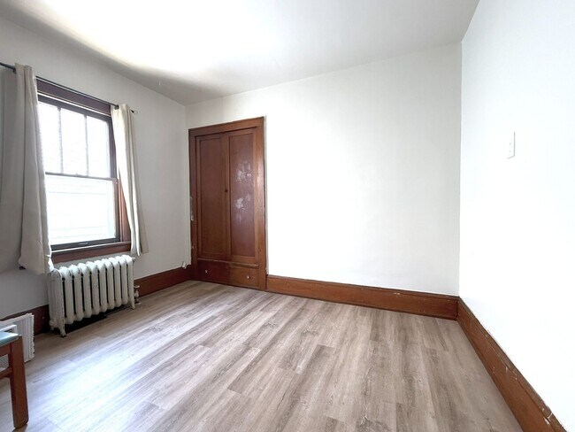 Building Photo - 1411 W Rawson Ave