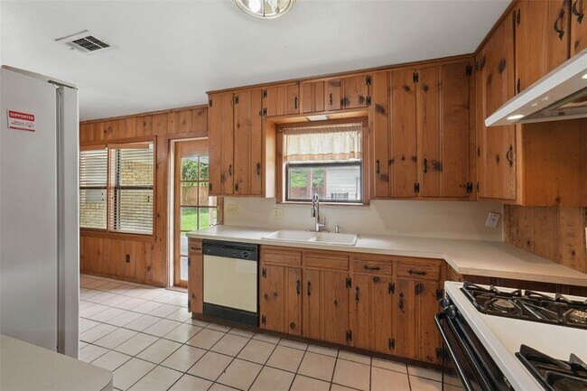 Building Photo - 9030 Bassoon Dr