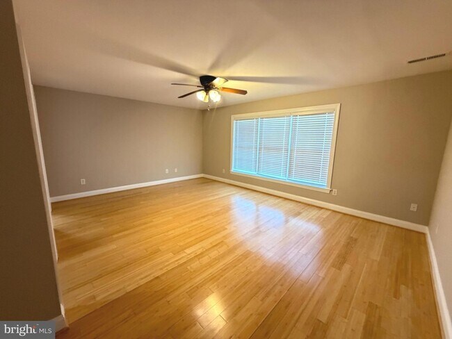 Building Photo - 728 18th St S