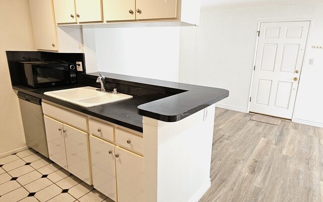 Building Photo - Beautiful 2 Bedrooms, 1 Bath Condo in Grea...