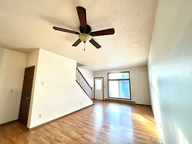 Building Photo - 3 bed, 2 bath Townhome - 1 Month Free on a 12-Month Lease!