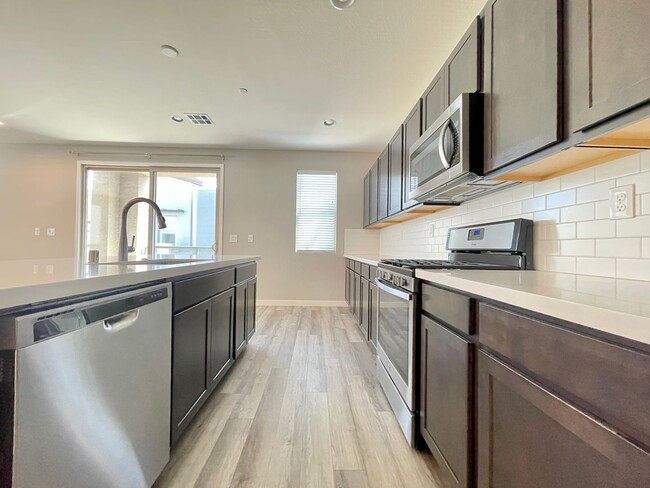 Building Photo - This spectacular 3-bed condo located acros...