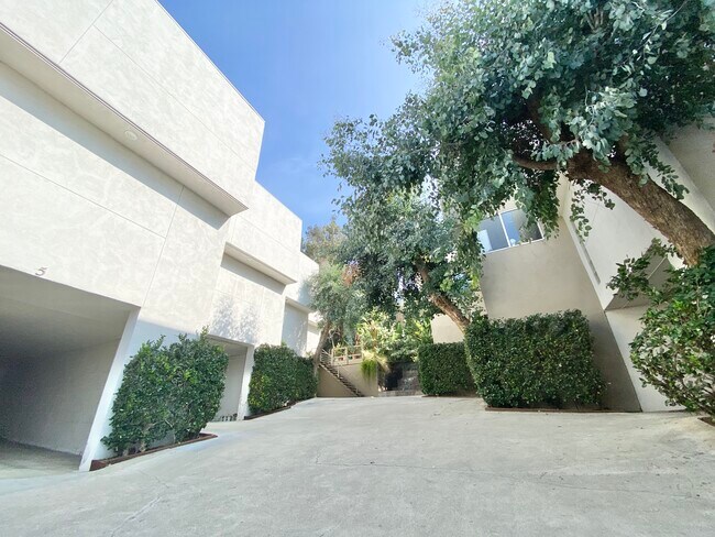 Building Photo - 2100 Griffith Park Blvd