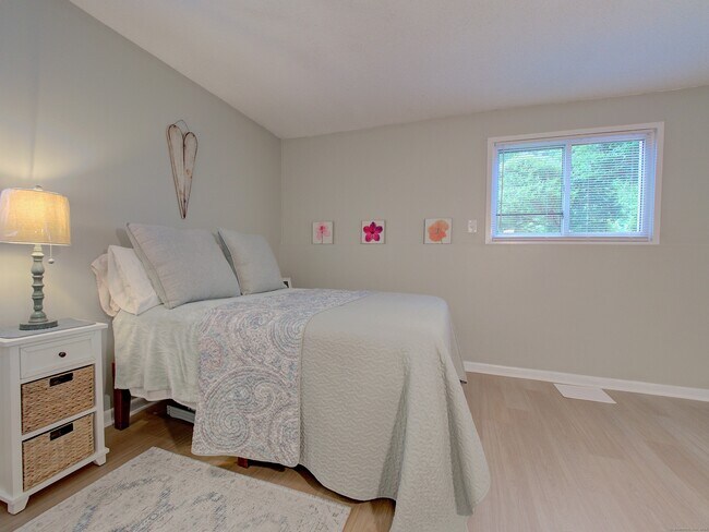 Building Photo - 281 Gardner Ave