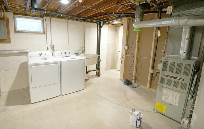 Building Photo - 14840 Dallara Ave
