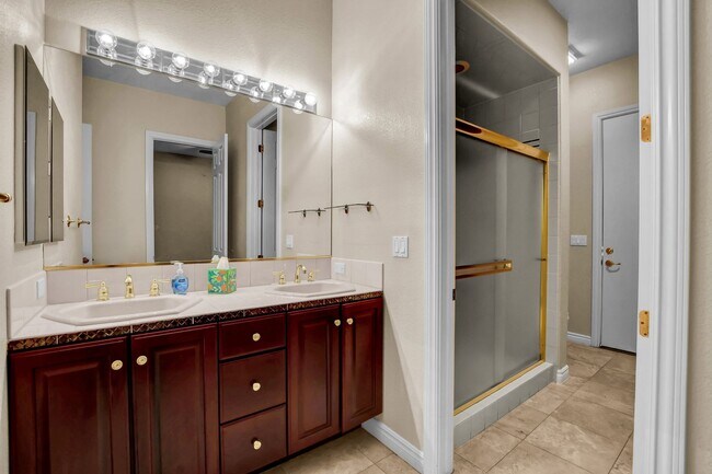 Building Photo - Single Story in Country Club Hills!