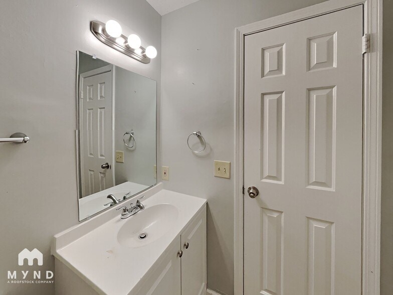 Building Photo - 4645 Sandy Park Dr