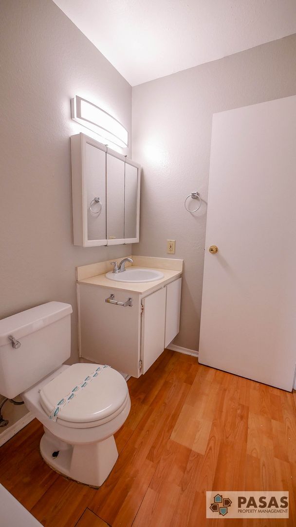 Building Photo - 2nd Floor 3 bed/2 bath Condo!