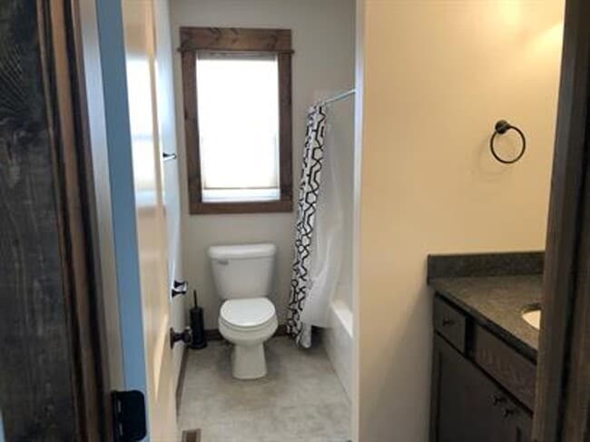 Building Photo - 4 bedroom 3 bath home in Ryen Glenn