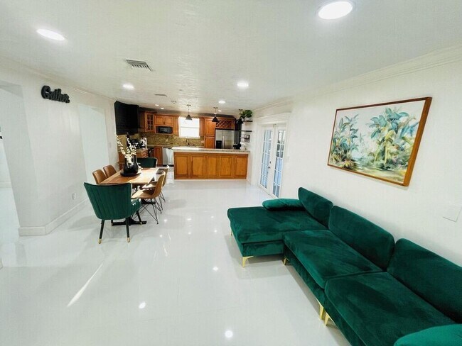 Building Photo - 5537 SW 6th St