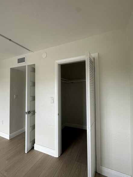 Building Photo - 465 Swallow Dr