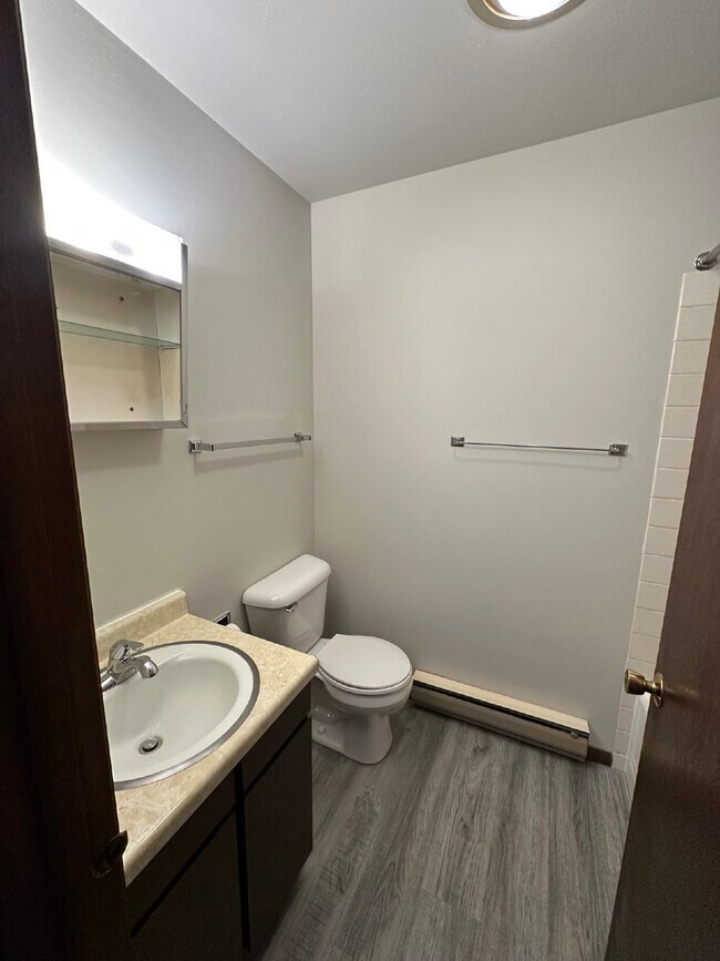 Building Photo - Available July-August. 1 Bedroom, 1 Bathro...