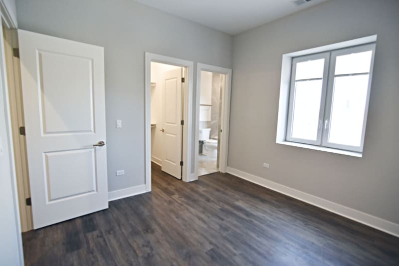 Building Photo - 947 W Irving Park Rd