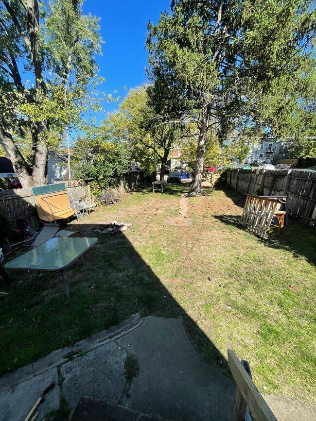 Building Photo - 3 bedroom 1 bath single family home with y...