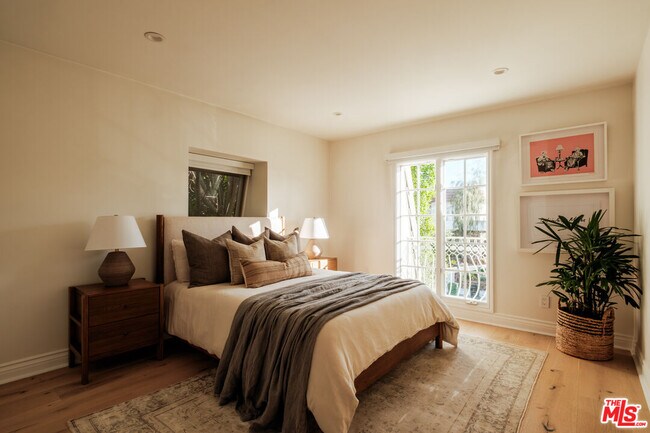 Building Photo - 18875 Pasadero Dr