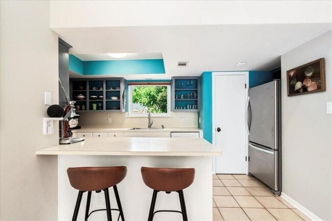 Building Photo - 7001 Danwood Dr