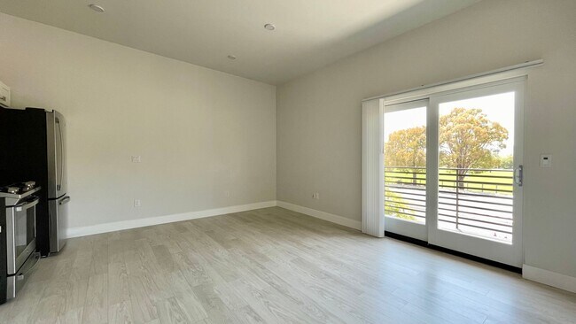 Building Photo - Newer Construction 1 Bedroom in the Ironwo...